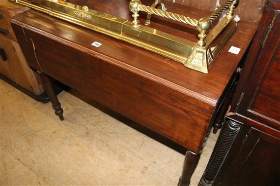 Early Victorian mahogany Pembroke table